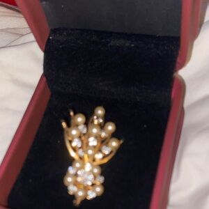 Elegant Gold and Pearl Brooch
